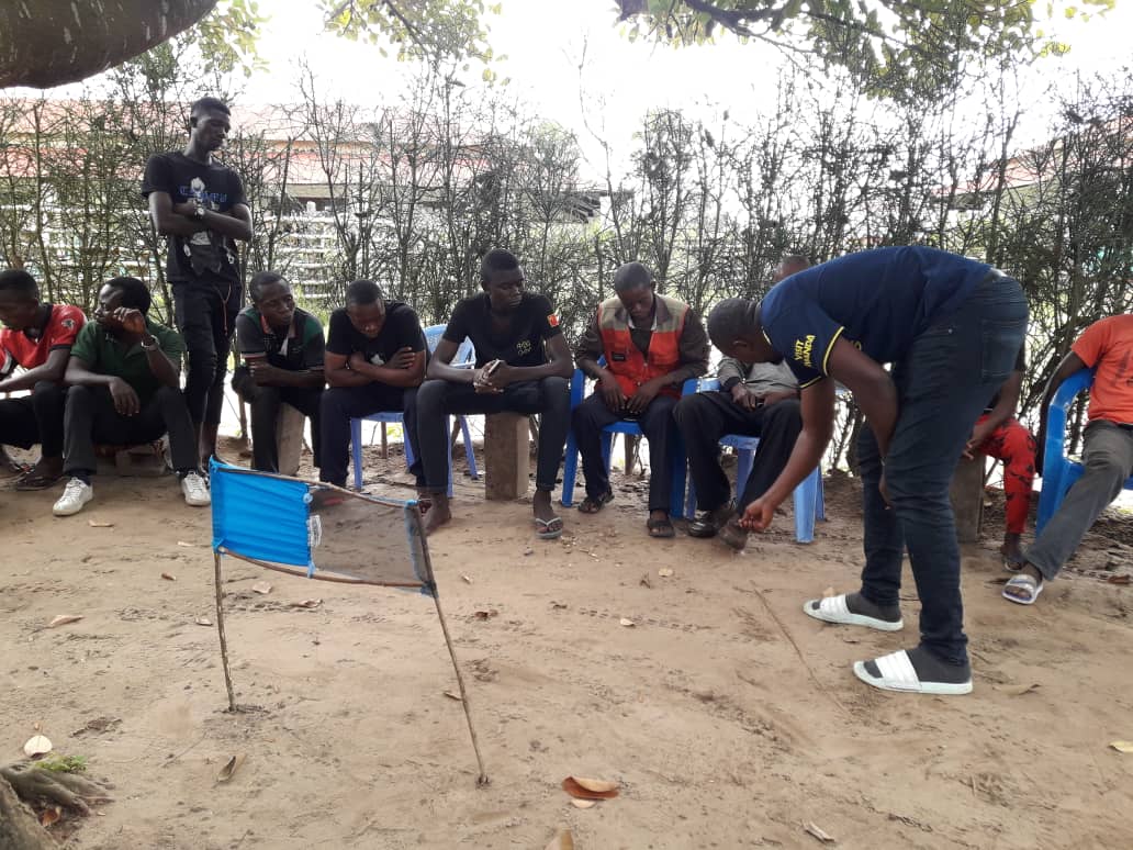 tsetse_org's tweet photo. #vector #control activities continue in #DRCongo. Here is Fabrice of the #PNLTHA (national control programme) conducting #training on #TinyTarget deployment for #tsetse control. #RDCongo #LAV #BeatNTDs https://t.co/o7eJg03cQ0