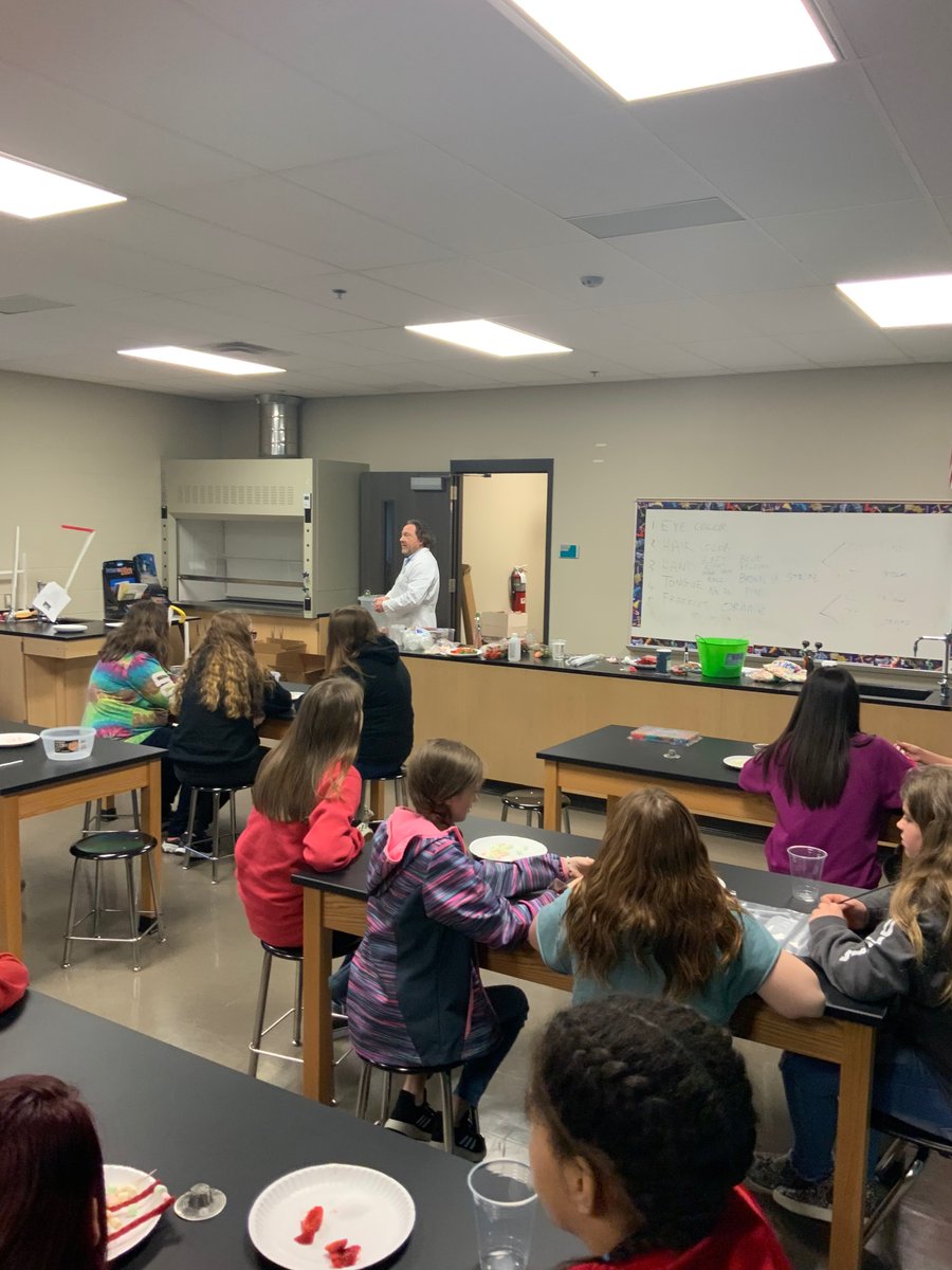 JohnathanGraf's tweet photo. CCMS students building DNA structure with @mrbondscienceguys making learning fun #ccmsredraiders https://t.co/Pry22pnrlf