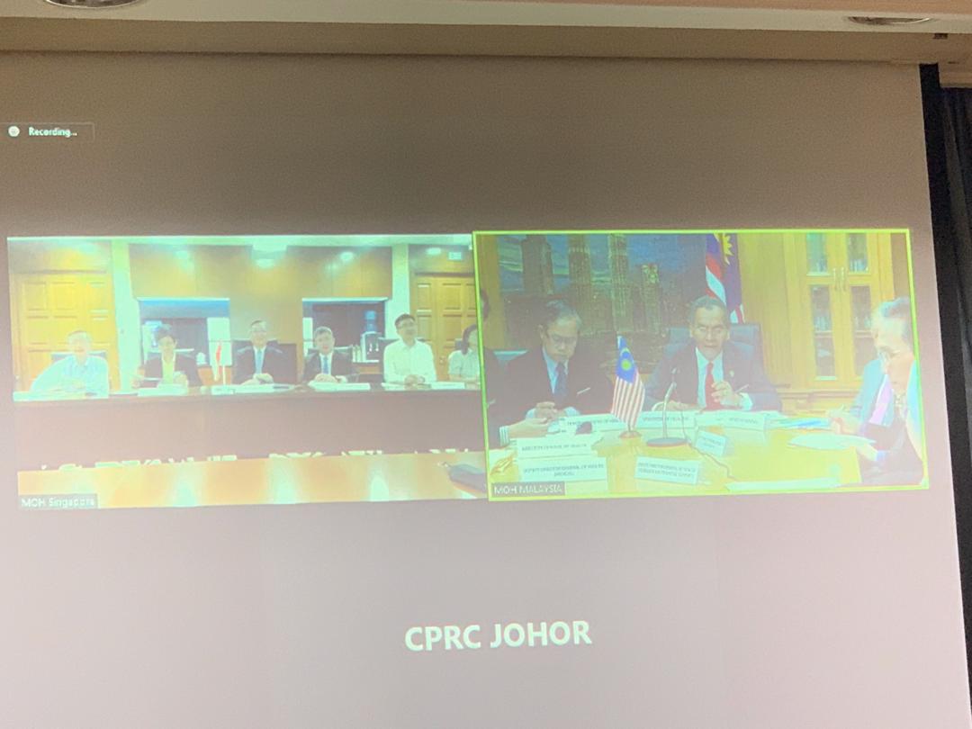 DrDzul's tweet image. Video-Konferen Menteri Kesihatan-KKM Msia &amp;amp; Singapura ptg tadi #nCoA

Bersetuju tubuh 'Working Group' dipimpin YBTMK kedua2 negara utk jalankan:
1. Perkongsian info kesihatan awam, klinikal (incl Rx guna anti-viral drugs) &amp;amp; research.
2. Saringan kes rentas sempadan MAS-SG.