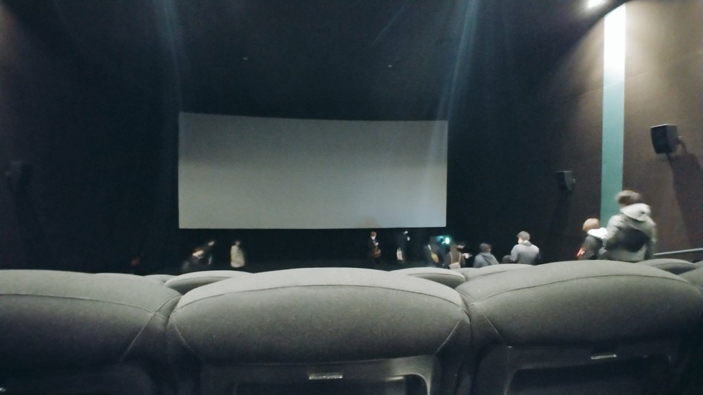 Atom1cgo 轟 字 Tohoシネマズ上野のスクリーン2はどうやらf G列辺りがペスボジとされているようで 傾斜がある縦長箱だもんね 箱全体で言うと中央より前辺りってのが なかなか変態ダ 今度はスクリーン3か7に行きたいかな Twitter