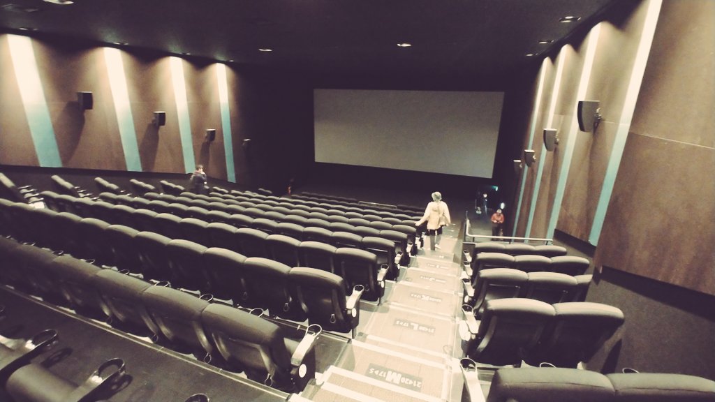 Atom1cgo 轟 字 Tohoシネマズ上野のスクリーン2はどうやらf G列辺りがペスボジとされているようで 傾斜がある縦長箱だもんね 箱全体で言うと中央より前辺りってのが なかなか変態ダ 今度はスクリーン3か7に行きたいかな Twitter