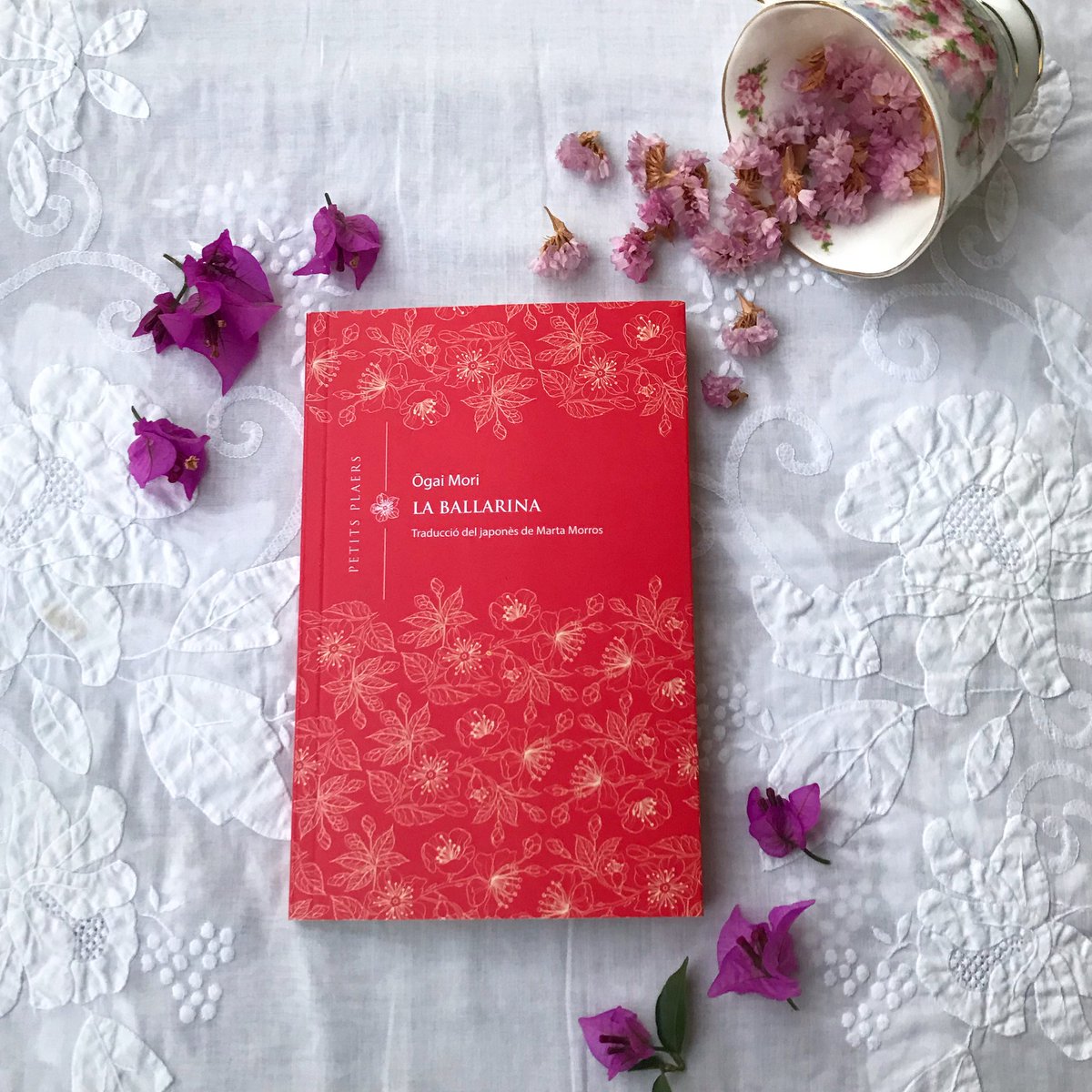 Viena_Edicions's tweet photo. “La ballarina”, novetat a Petits Plaers, arriba aquesta setmana a les llibreries. 📚🏯🌸
Obra inèdita en català d’Ōgai Mori, un clàssic de la literatura japonesa que gira a l'entorn de l'amor i la renúncia. 🌸🎑🎐 https://t.co/gojvpq14nq