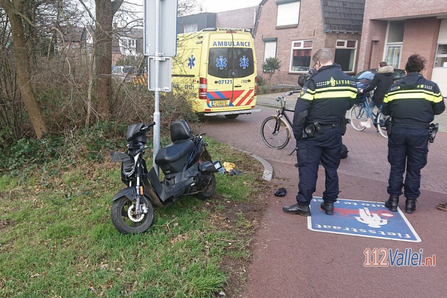 Fietser en scooterrijder met elkaar in botsing op de Noorder Parallelweg in #Ede. 112Vallei.