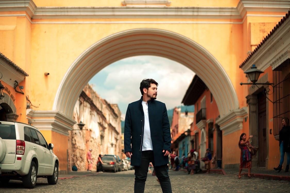 LanzamientosLA's tweet photo. LO+NUEVO #LOMÁSNUEVO Este #14Febrero #DíadelCariño el talentoso cantautor guatemalteco @Samayoamusic Carlos Samayoa, lanza #Love #NuevoTema #NuevaCanción #Guatemala inédita. #OriginalMusic #NewMusic #NewSong #Samayoa vídeo filmado #AntiguaGuatemala #ApoyemosLoMejorDelTalentoGt https://t.co/yHRCNMj61a