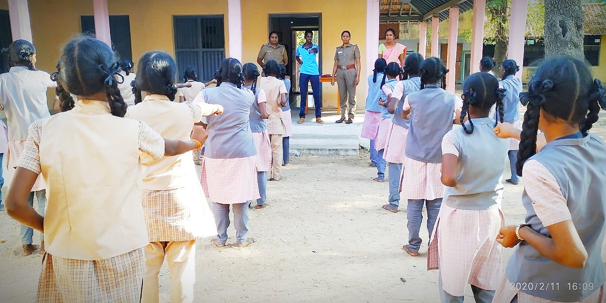 AriyalurPolice's tweet photo. #Police_Club #2nd_week  #Self_Defense #karate_class 
அரியலூர் மாவட்ட குழந்தை கடத்தல் தடுப்பு பிரிவு காவல் ஆய்வாளர் திருமதி. சுமதி அவர்கள் தலைமையில் அரியலூர் பெண்கள் மேல்நிலைப் பள்ளியில் பயிலும் பெண் குழந்தைகள் மற்றும் மாணவிகளுக்கு தற்காப்பு  கலையான கராத்தே பயிற்றுவிக்கப்பட்டது. https://t.co/WkeqWl63A3