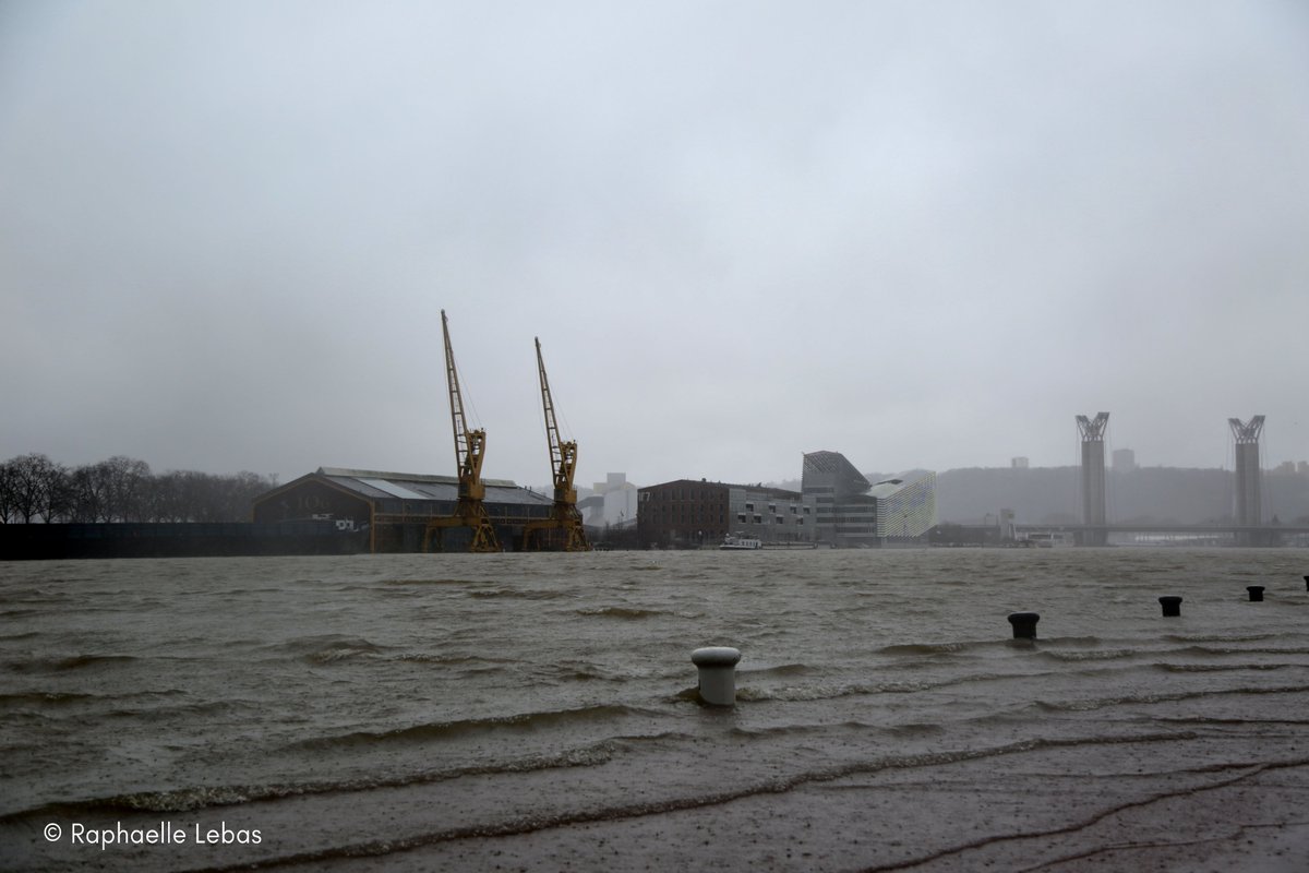 RaphaelleLebas's tweet photo. La seine déborde #TempeteCiara #Ciara2020 #Ciara  #SeineMaritime  #Rouen #cruedeseine #Normandie  #hautenormandie https://t.co/6J4iVdZKOx