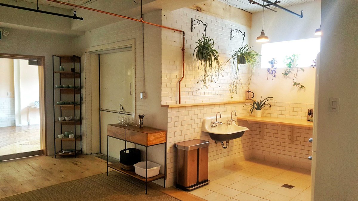 Anomaly_MTL's tweet photo. Refreshments and sunshine await you in our kitchen corner! ☕🌿

Le temps d'un café et d'une pause dans notre coin cuisine! ☕🌿

 #coworking #cowork #mileend #officespace # #coffeetime #cafe https://t.co/v04OptUjmr