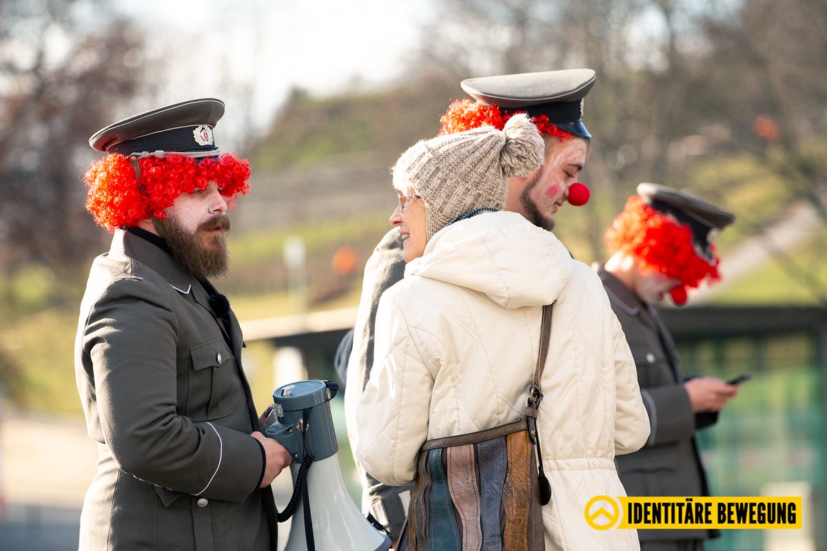 +++#Demokratiesimulation in Erfurt: Aktivisten der #IB spielen „Ministerroulette“ auf dem Domplatz+++ Mit dabei @BodoRamelow und <a href="/KemmerichThL/">Thomas L. Kemmerich</a> – wer „richtig“ wählt, bekommt einen DDR-Orden! #KemmerichRuecktritt #thuehringen #Ramelow #Neuwahlen #fdp #DieLinke