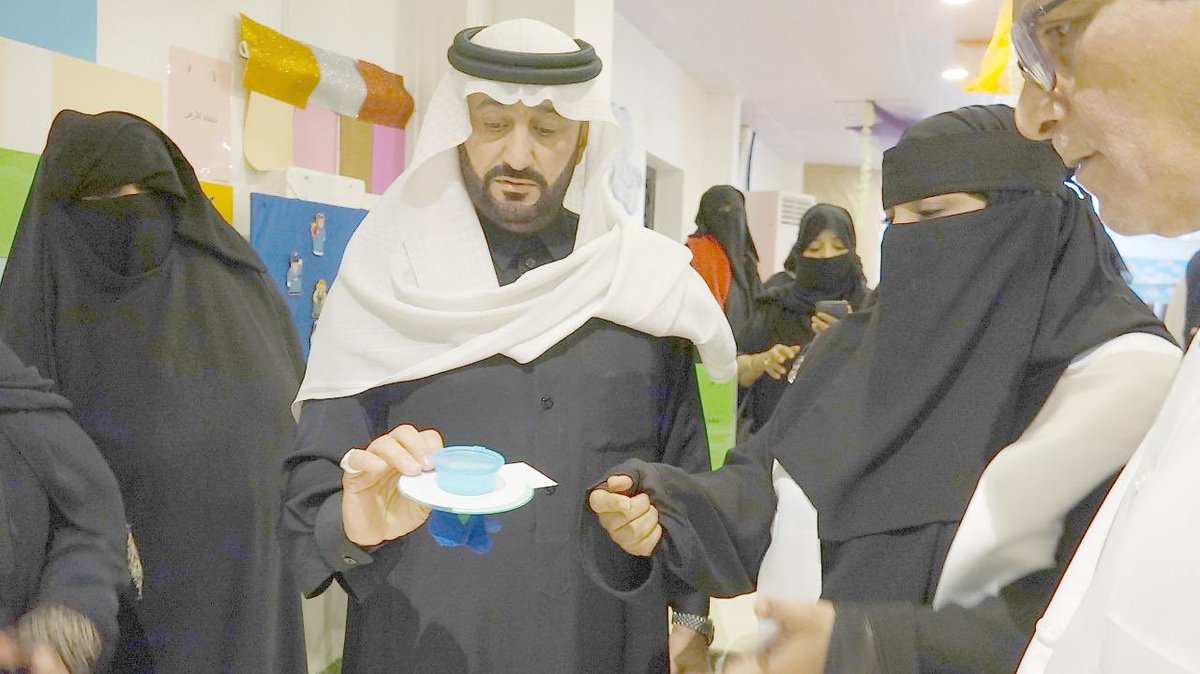 دشَن رئيس جمعية أصدقاء مرضى الشيخوخة بمنطقة مكة المكرمة الشيخ أحمد بن ناصر العبيكان، فعاليات المعرض الأول للكتاب الحديث تحت شعار (ألوان رقش) في مقر الجمعية بجدة والتي تأتي ضمن المبادرة التي أطلقها مستشار خادم الحرمين الشريفين سمو أمير منطقة مكة المكرمة الأمير خالد الفيصل