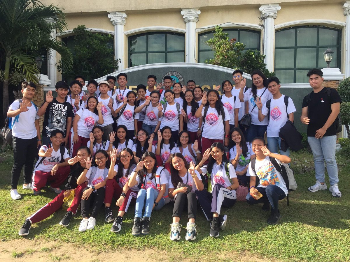 iraaac_'s tweet image. sa apat na taon magkakasama tayo, apat na taon bilang iisa, apat na taon sabay- sabay nangarap. Tapos sa isang iglap lang, hindi na tayo kumpleto? paano na lang yung tayo? nakasanayan ang isa't isa pero maglalaho? paano na ako? kung wala kayo? :(( 
#52days