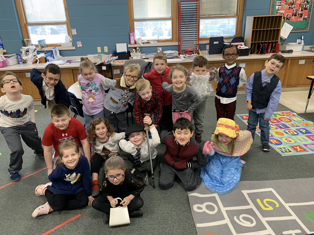 MrsGwidt's tweet photo. We are feeling so old on the 100th day of school;) @PCSD_HC #Raiderstrong https://t.co/ZgOeFPrM9q