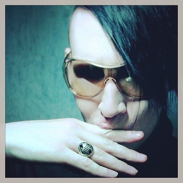 イマワノサク Fཀf ﾉ 遠藤遼一 Soft Ballet お顔もなんですけど手と声かまたまらなく好きな方 あとインタビューの文面とか追ってると哲学的というか宇宙的な感じとか凄く好きです Mcが しようぜ じゃなくて してください と丁寧な所とか高