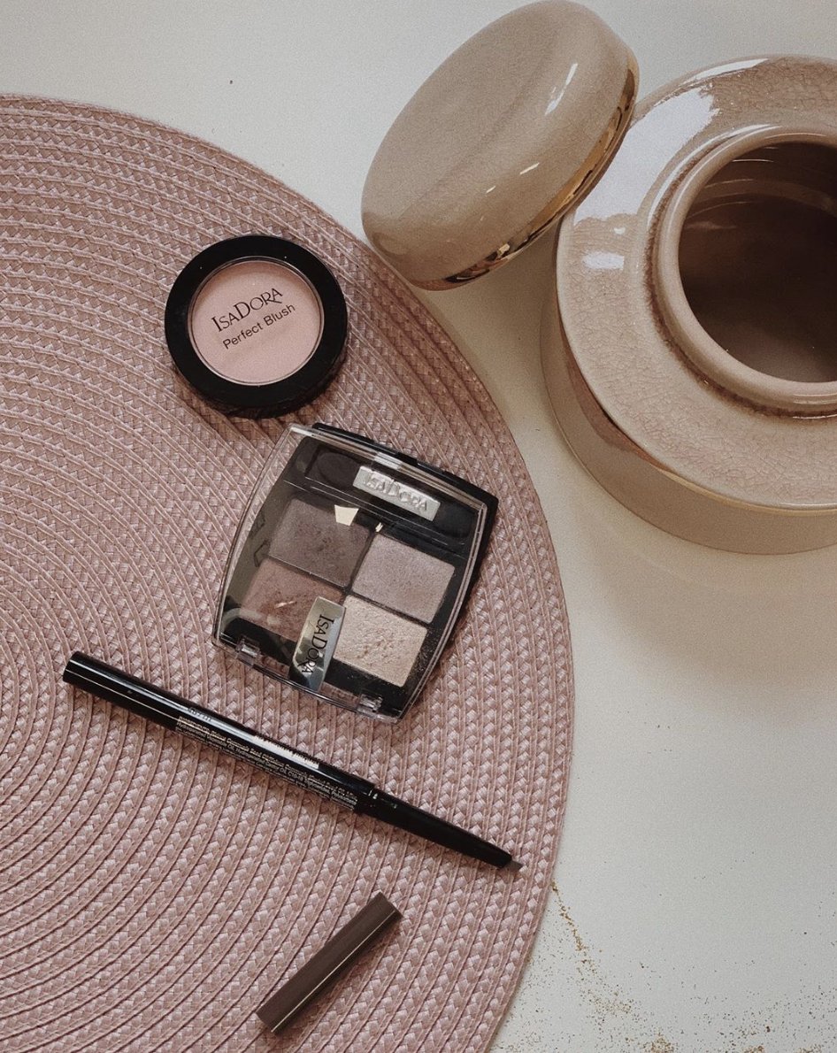 Everyday essentials 💖 ✨
📷: <a href="/isadora_polska/">IsaDora Polska</a>