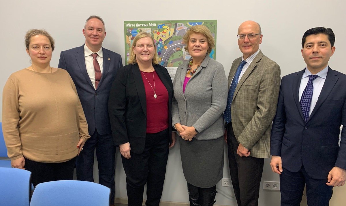DrMartinCDC's tweet photo. CDC works closely with @WHOUkraine and @UNICEF_UA to coordinate our efforts to build #pandemicpreparedness, improve #responsereadiness, address the ongoing #measles outbreak, and #prevent future outbreaks through #vaccination. #globalhealthsecurity https://t.co/etjcLvHUe7