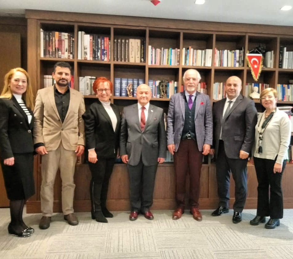 Arabuluculuk Dernekleri Platformu olarak İstanbul Barosu Başkanı Sayın Av. Mehmet Durakoğlu’nu makamında ziyaret ettik.

Ziyarette Platform Başkanı Tufan Uz, Başkan Yardımcısı Raziye Ünal, Genel Sekreter Yusuf Gözel, Yürütme kurulu Üyeleri Pelin Yücel ve Mahmut Çelik bulundu.