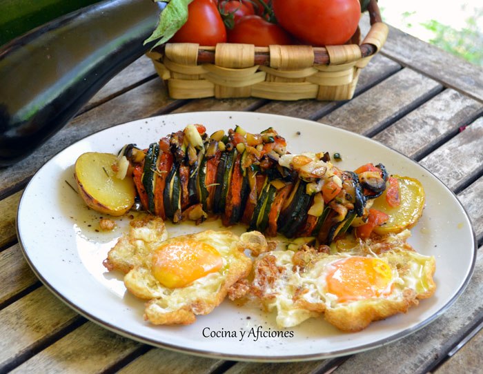 Ratatouille con huevo frito en dos tiempos y toque ahumado, receta con vídeo. #recetas blgs.co/06BYvb
