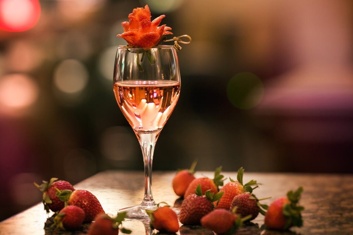 MintBarDublin's tweet photo. Step into the Mint Bar and discover two romantic creations this Valentine’s Weekend 🍹 
https://t.co/lFvsZV7PVz https://t.co/xah0rWr85c