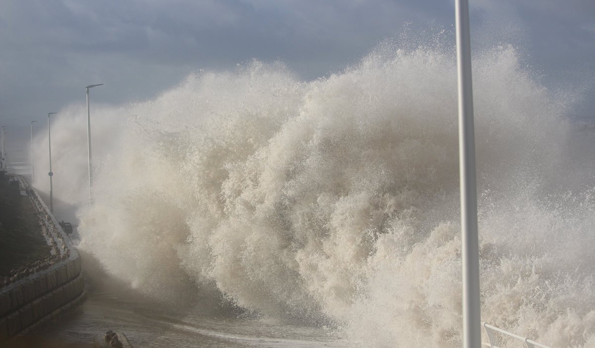 Mother Nature doing what she does best today on #Rhyl @RhylTownCouncil promenade <a href="/DerekTheWeather/">Derek Brockway - weatherman</a> <a href="/BBCWales/">BBC Wales 🏴󠁧󠁢󠁷󠁬󠁳󠁿</a> #RespectTheSea