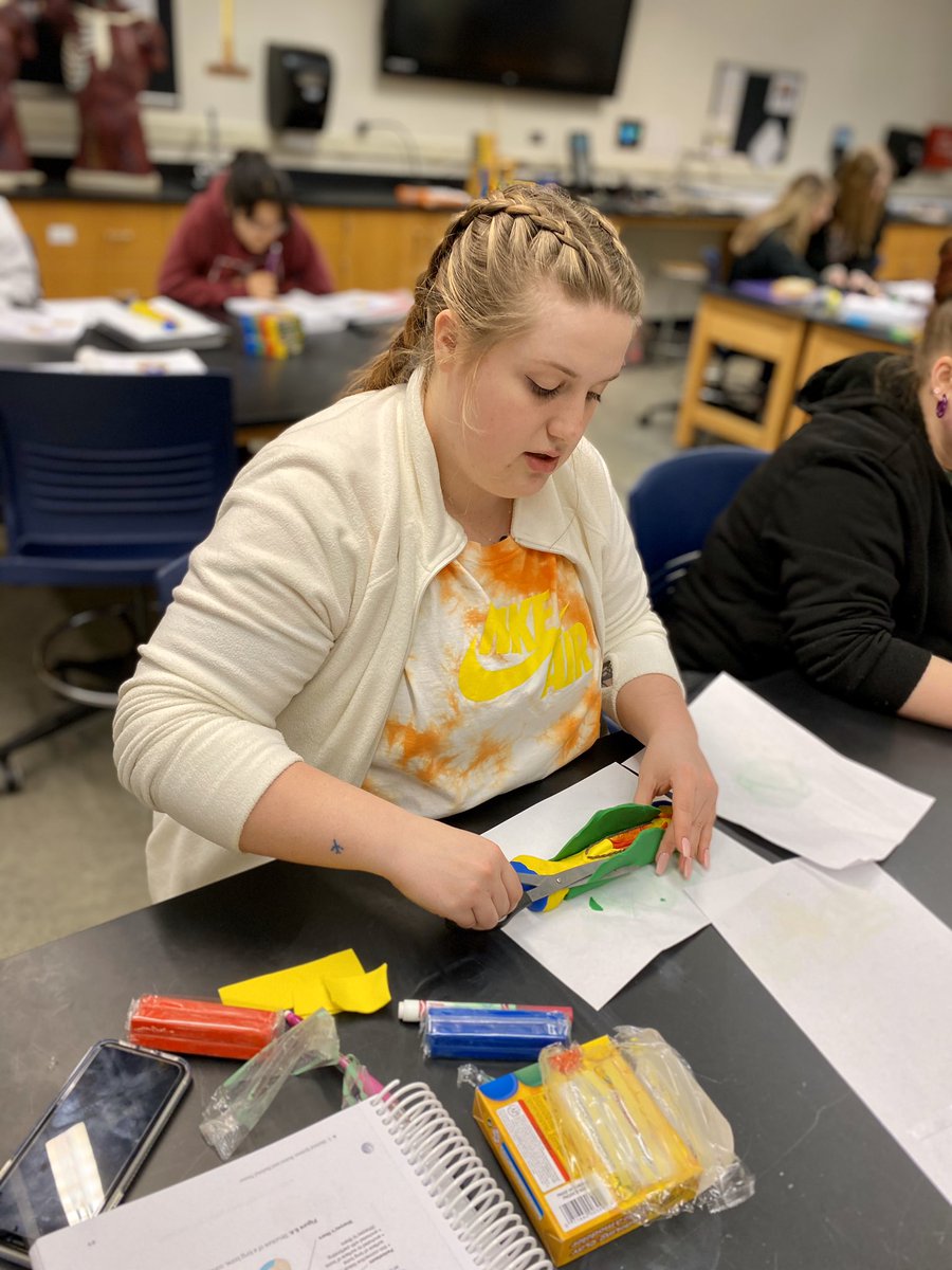 stuartscience's tweet photo. Making clay long bone models in anatomy @sfccmo #allaboutthedetails #artinanatomy #teamwork #SFCCMOYearbook2020 https://t.co/kEexj5M7jr