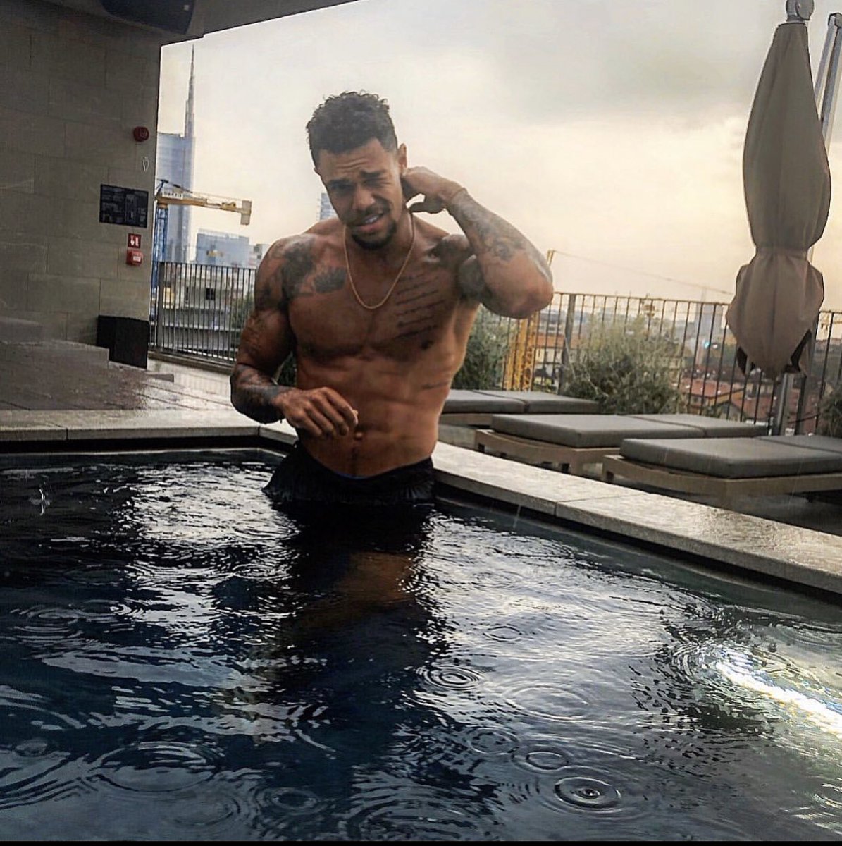 Hey <a href="/LoveIsland/">Love Island</a> if you want to add a twist to your next series by adding a foreigner into the mix, my best mate <a href="/krisacox/">Kristófer Acox</a> is looking for love! 

I MEAN LOOK AT THE MAN, HE'S STUNNING!👇🏼👇🏼
