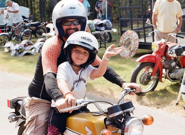 MimiandMoto's tweet photo. Two-up. Big #smiles. Cool #Helmets. #Vintage #Honda #CB175. Happy #TwoWheelTuesday! Photo: timmros #instagram

@HondaPowersprts #honda #vintagemotorcycle #twowheeltuesday #twoup #familytime #fatherandson  #tuesdaythoughts #tuesdayvibes #childrensbook @AraiAmericas @HJCAHelmets https://t.co/23GPBfIgg4