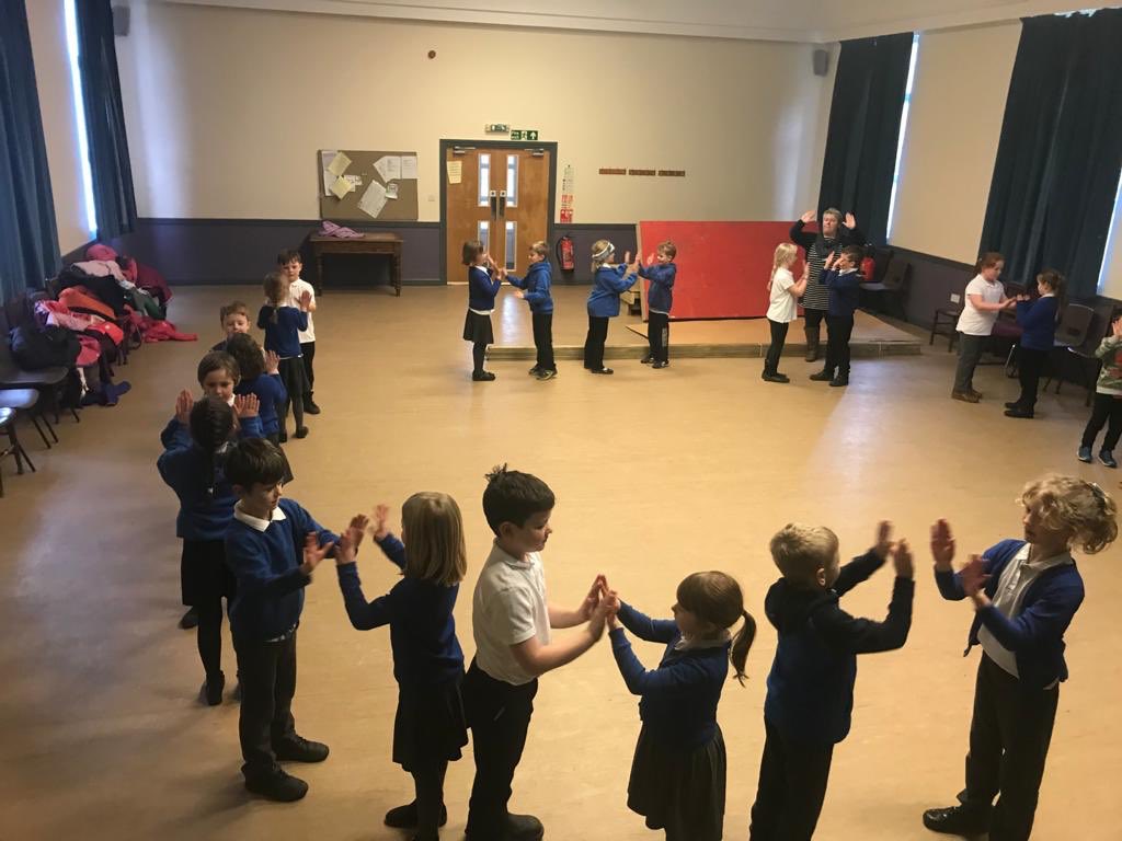 YsgolCiliauParc's tweet photo. Bl2a3 yn dawnsio gwerin. #DawnsioGwerin #JacyDo #CylchYCymru https://t.co/7HyTCqXbV7