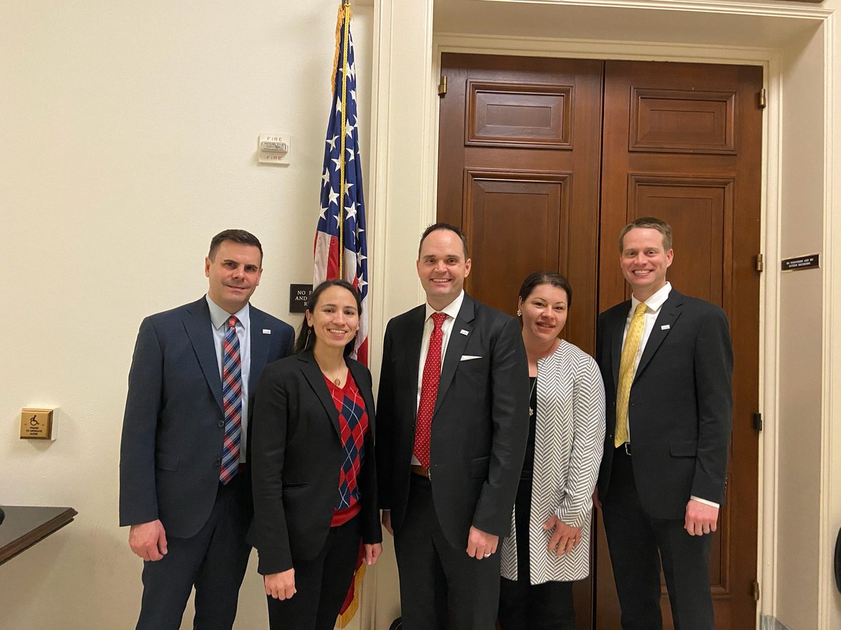 Sharing our issues with our elected representatives is critical to moving our nation to policies that work for our communities. Thank you @RepDavids for sharing your time. #AdventHealthOnTheHill #FeelWhole