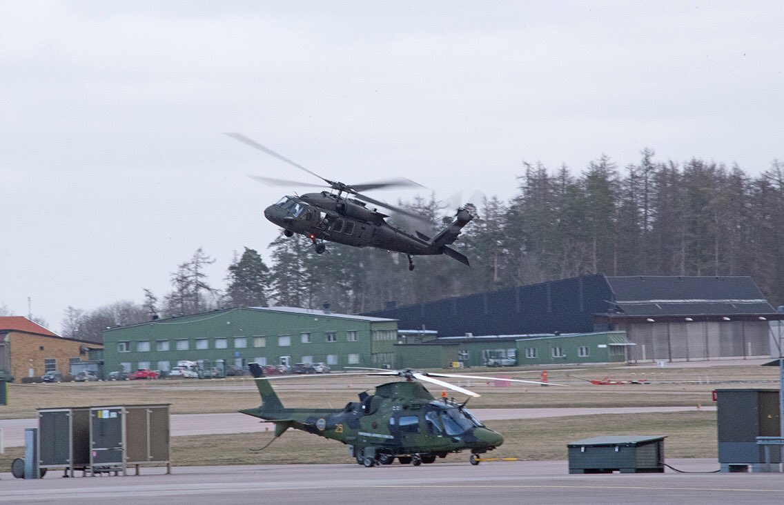 klute67's tweet photo. Jag har under dagen genomfört ett mycket intressant och lärorikt besök vid Helikopterflottiljen i Linköping. Det är alltid lika roligt och stimulerande att möta engagerade och professionella medarbetare ute i verksamheten. Det är ni som gör skillnad! https://t.co/AB6vAMHhuU