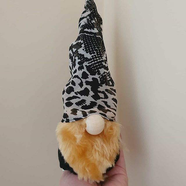Proudly showing off his animal print hat! .
.
.
#gnomes #gnomesofinstagram #handmadegnome #gnomelife #gnomelover
#seasonaldecor #seasonalhomedecor #tieredtraysofinstagram
#modernfarmhousestyle #modernfarmhousedecor #cutedecor #scandinaviandecor #tomte
#h… ift.tt/39q5FHF