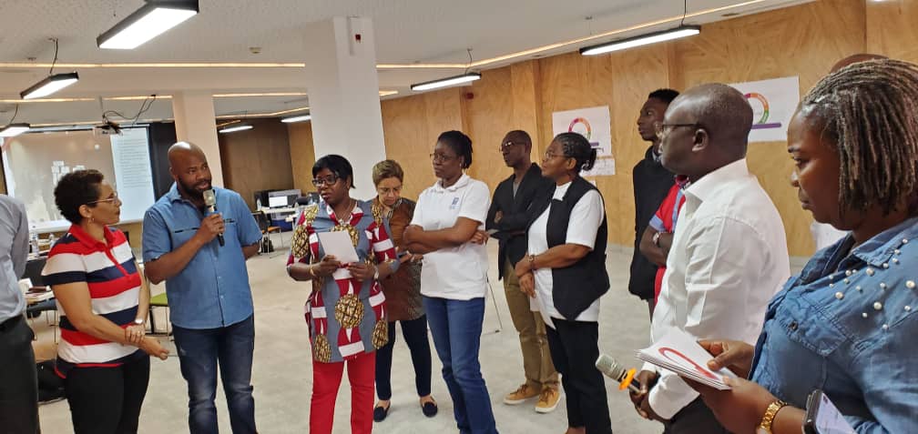 pnudcotedivoire's tweet photo. Le staff du @pnudcotedivoire s’initie aux nouvelles approches &amp; méthodes des Laboratoires d’Accélération y compris la cartographie de solutions locales pertinentes pour faire face aux défis de développement complexes &amp; multidimensionnels @UNDPAccLabs @JonasMfouatie @AmeS73221350 https://t.co/IlTlvv6Ubr
