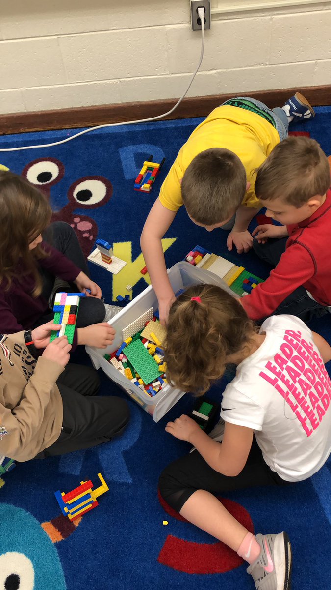 KShindler02's tweet photo. Ss building prototypes of their inventions today #tussingtigers #CHPSK12 https://t.co/3cTRTRB9vR
