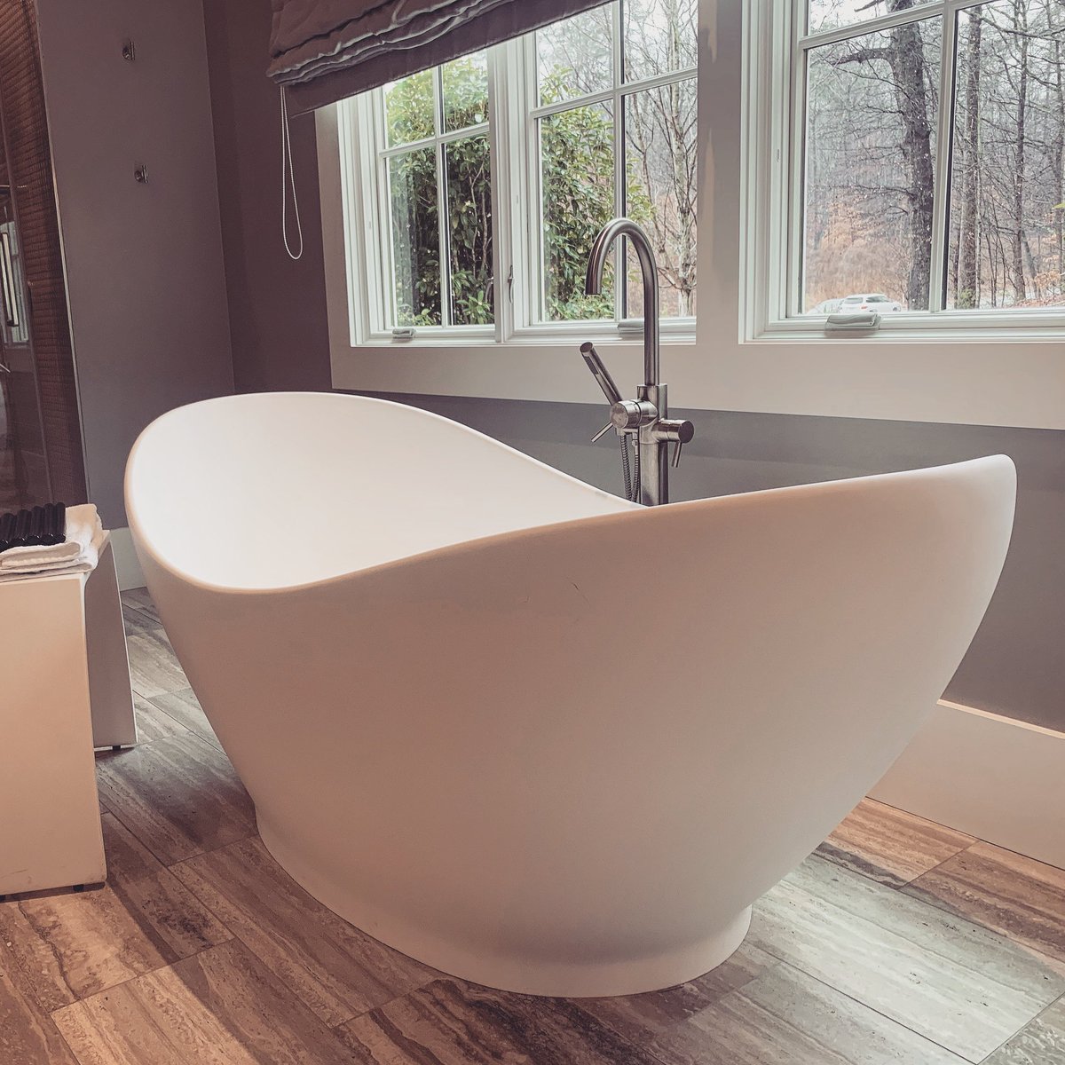 GatewaySupply's tweet photo. Beautiful @mti_baths Juliet freestanding SculptureStone tub at the MTI house.  Organic design and fluid lines that flow asymmetrically in counterpoint. Features an integral pedestal and integrated slotted overflow.
.
.
#mtitubs #bathroomdecor #bathroomdesign #freestandingbath https://t.co/dMirhJAyGc
