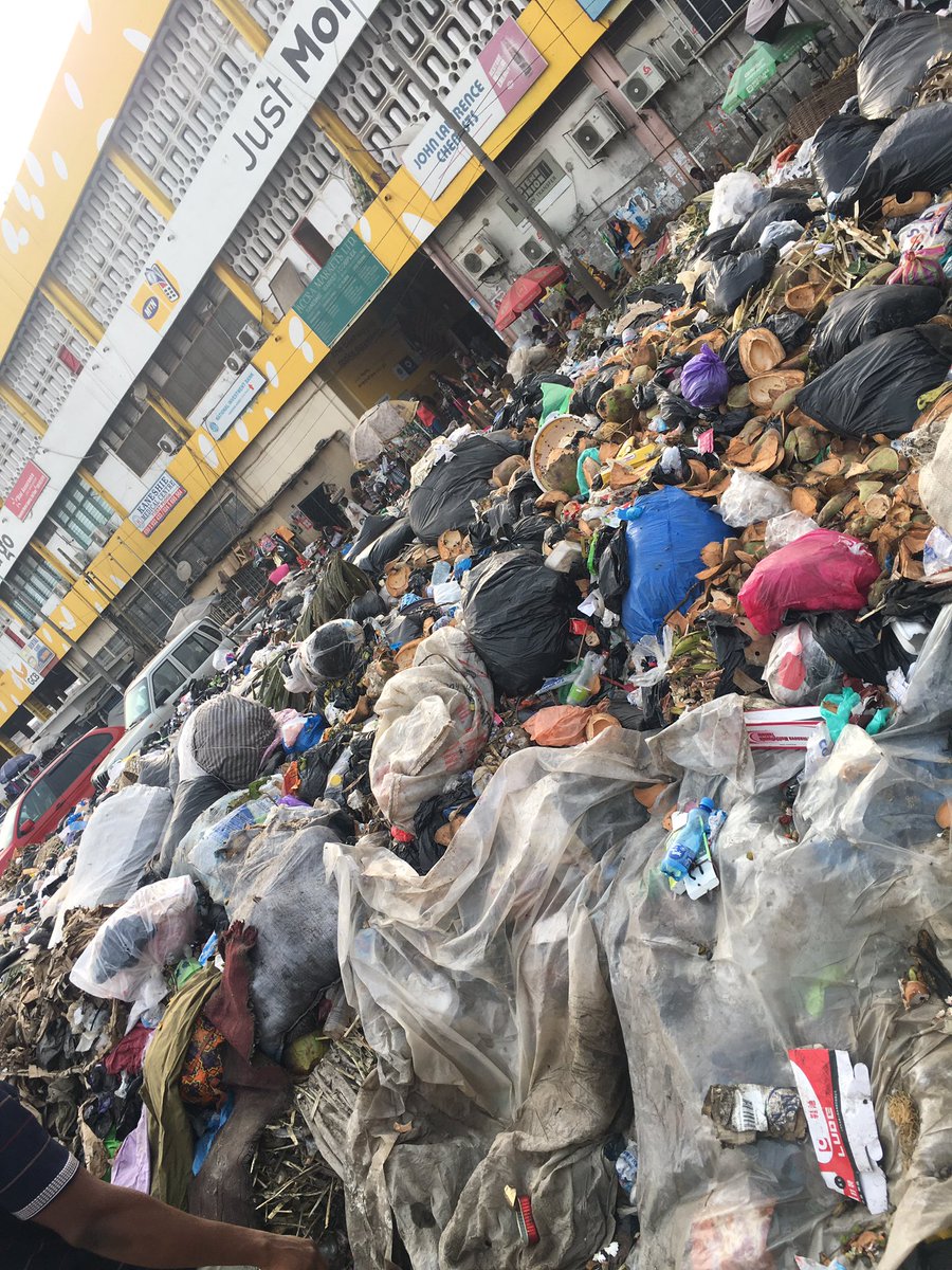 AbeikuLytle's tweet photo. Kaneshie market. And people are nonchalantly sitting around this, conversing and selling their wares. It’s just by the public toilet too so imagine the stench. And that’s where the farm produce sellers are too. https://t.co/ZyNyWGxziO