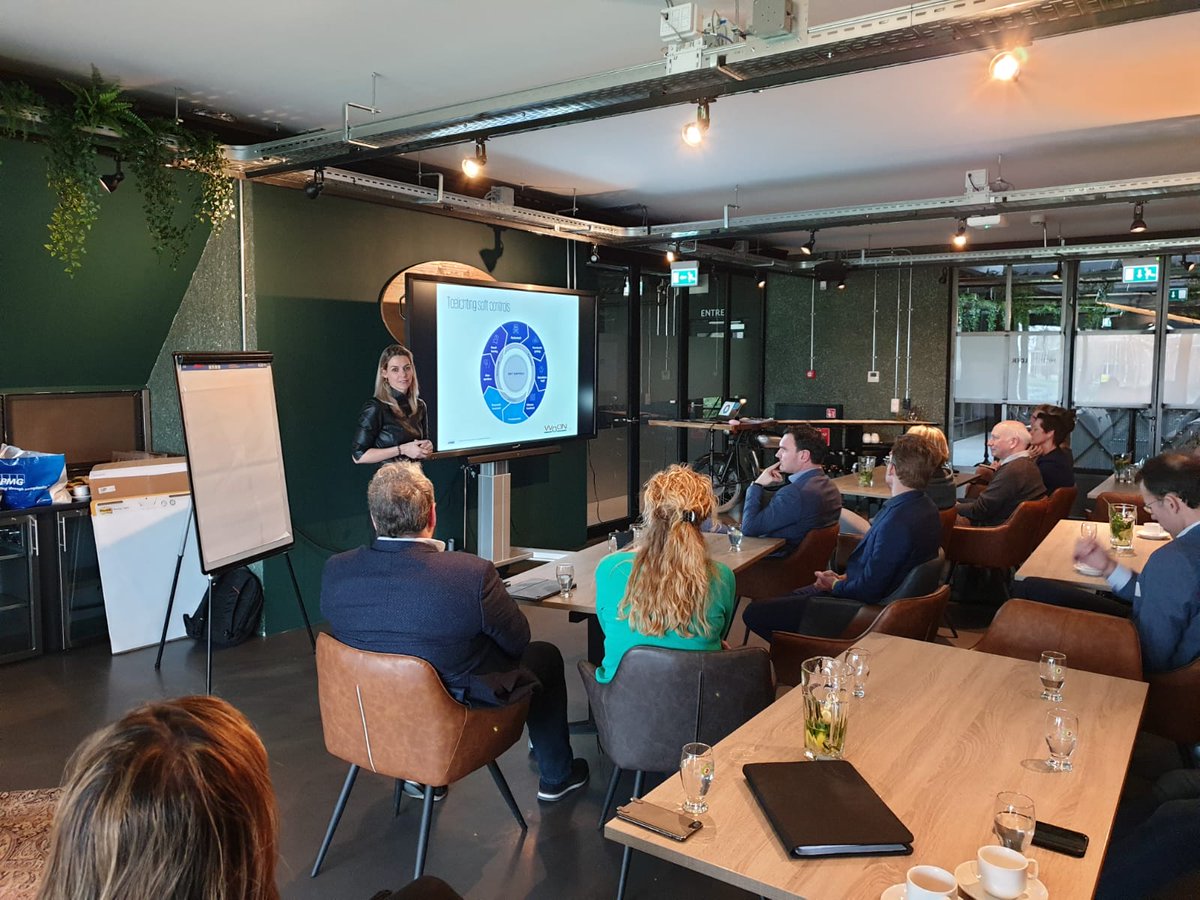 JanineVerhoef's tweet image. Soft controlsessie #woontwente ism bijdrage @welbions @KPMG_NL @Domijn 
Met bestuur @Dick_Mol @john_olde en partners Achterhoek. 'Functiescheiding is niet genoeg', 'welke interventies doe je/waarom, met welk doel zaken verbeteren' en 'Schaf funct.gesprekken af'. Praat met elkaar.