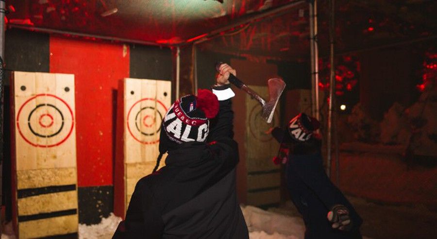 Avez-vous déjà essayé le lancer de la hache? 

📸: @CarnavalQC