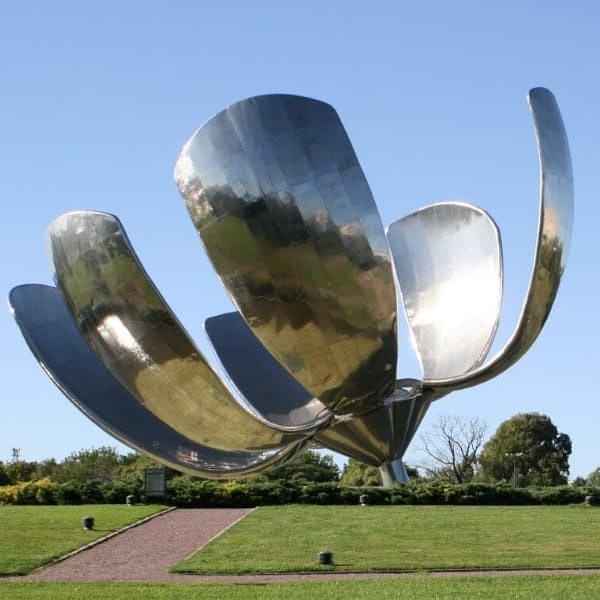 NIntercambio's tweet photo. Você conhece Floralis Genérica?

Escultura de 20 metros de altura da cidade de Buenos Aires, criada pelo arquiteto argentino Eduardo Catalano. As pétalas abrem de dia e fecham a noite. Se for para a Argentina, vale o passeio!

#curiosidades
#baires 
#Argentina 
#medicinaporamor https://t.co/i9lvMI44zw
