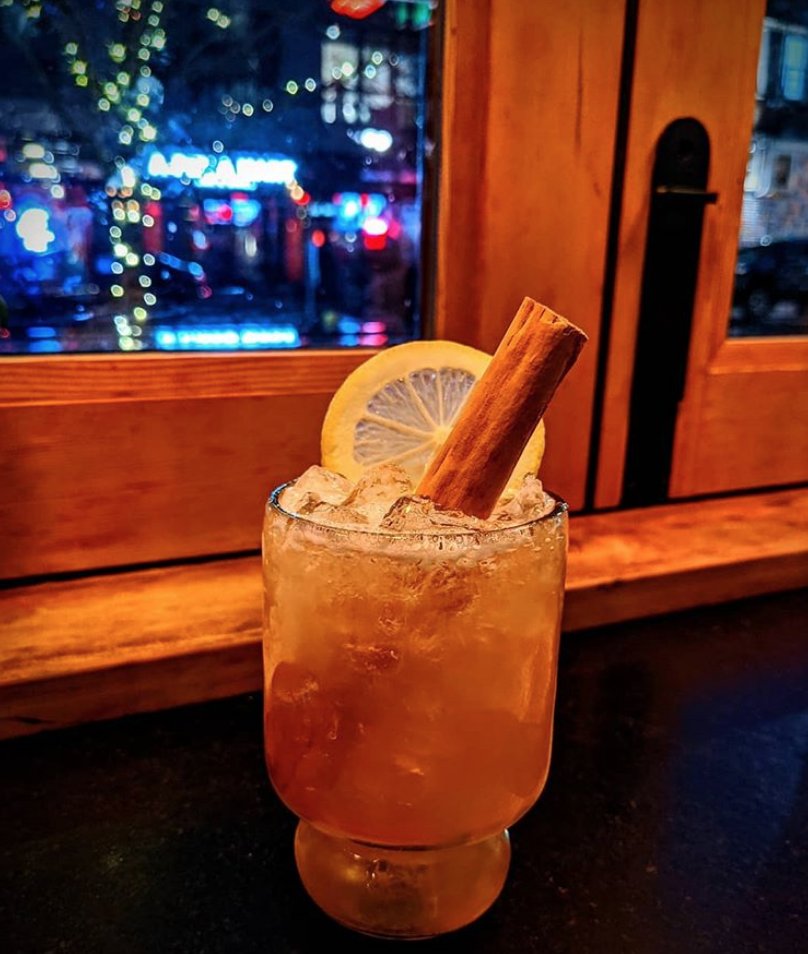 Singani63's tweet photo. Take a trip to La Paz, at your hometown altitude.
•
•
Specs: “Mocochinchi” | Singani 63 | Sun-Dried Peaches | Cinnamon | Citrus Zest
•
#AvoidTheObvious #singani63 #askyourbartender #elevateyourcocktail #bolivian #bolivianculture #muscatgrapes #singanienthusiast #singani https://t.co/32z9e0TtQN