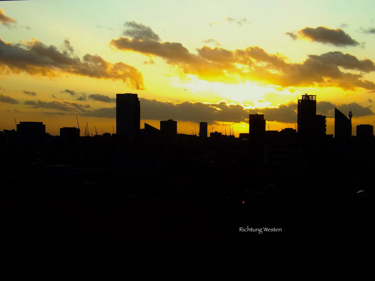 UnbesetztSynth's tweet photo. Richtung Westen #Londinium #FadeOut #StormCiara #Gewühl #Chèo #Notzeichen #DiesMarti #FastZuhause @reedandcaroline @drunkenpoet92 @TinSoldiere @VeryRecords ::🌓! https://t.co/oorlFGoBBT