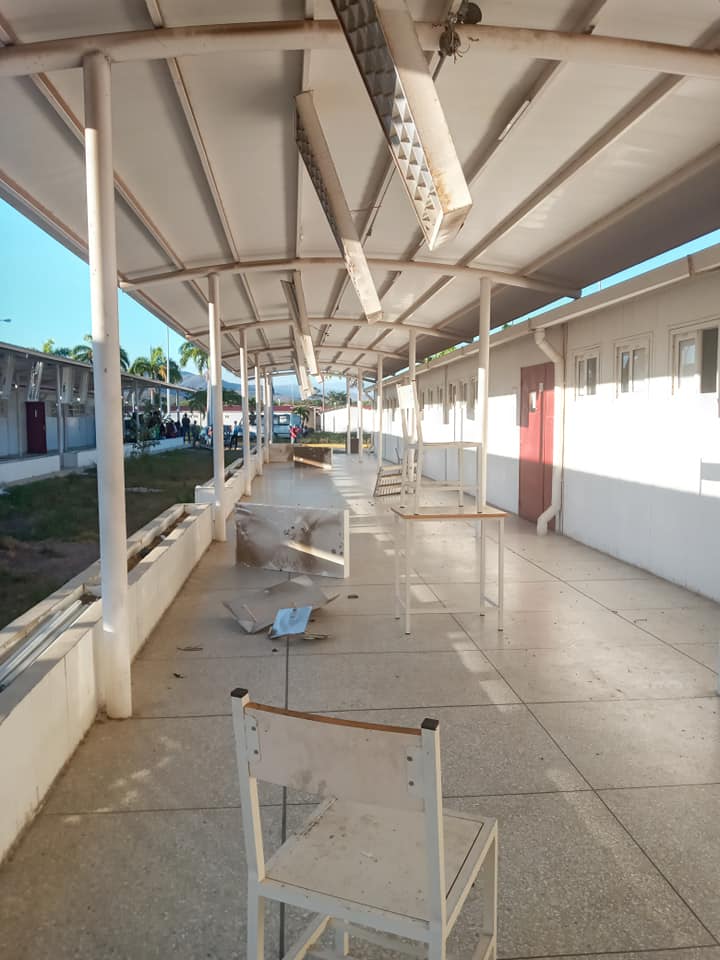 lismileth's tweet photo. La Universidad de Oriente Núcleo Sucre en Cumaná totalmente destrozada afectando carreras como Bioanálisis y sin solución alguna por parte de las autoridades, el hampa acabando con lo poco que nos queda. #UDOSOS #UDOSu #SinBioanálisisNoHayDiagnostico @vladimirala1_gv https://t.co/AhGGQC4z3o