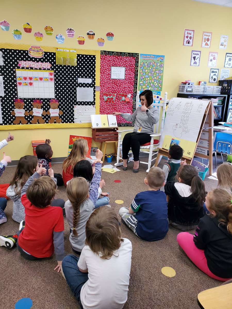 Steenhoek3's tweet photo. 1st grade at Willowbrook- Orton-Gillingham 3 Part-Drill to review sounds. So impressed by these young readers' knowledge of phonics! #multisensoryliteracy #sepolk https://t.co/3CpfvYJhkx