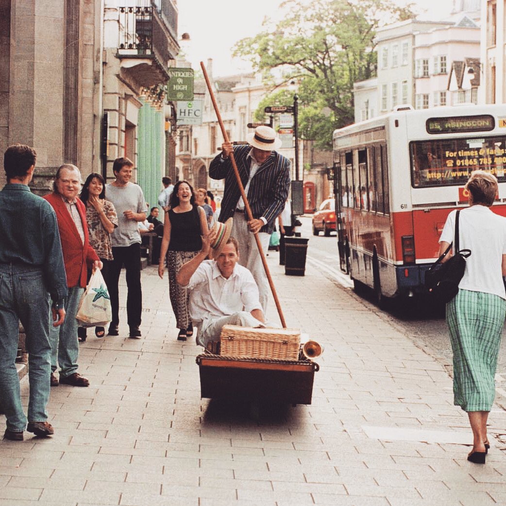 Anyone for some punting? The uni boys boat drifts through busy crowds, as they regale and serenade the public. A wonderfully quintessential English #walkabout that oozes charm.
#streettheatre #corporateentertainment #punting #whatthehellwasthat #funandlaughter #ukevents #blighty