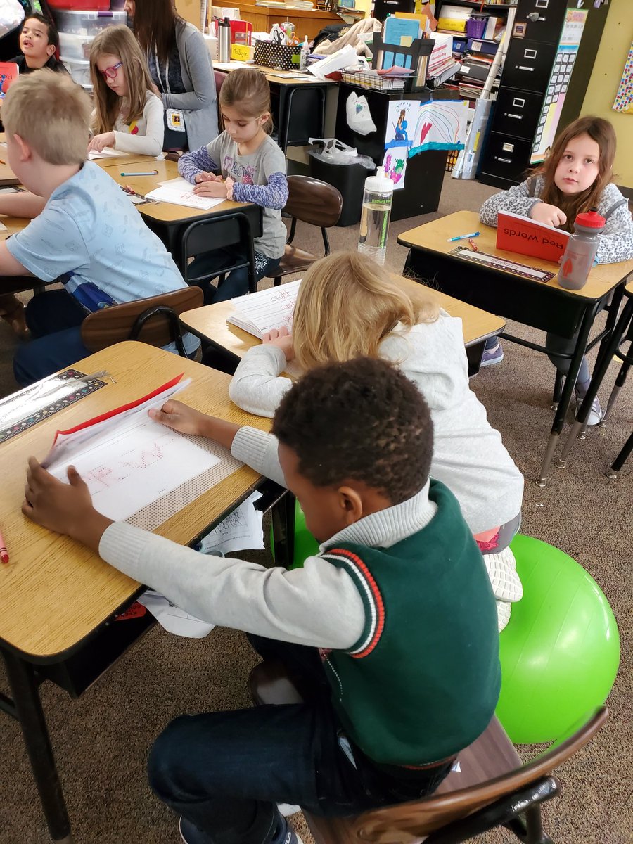 Steenhoek3's tweet photo. Willowbrook 1st grade- Red Word Routine to learn irregular high frequency words. High levels of engagement & understanding with #multisensoryliteracy! #sepolk https://t.co/IzbkuaxEdS