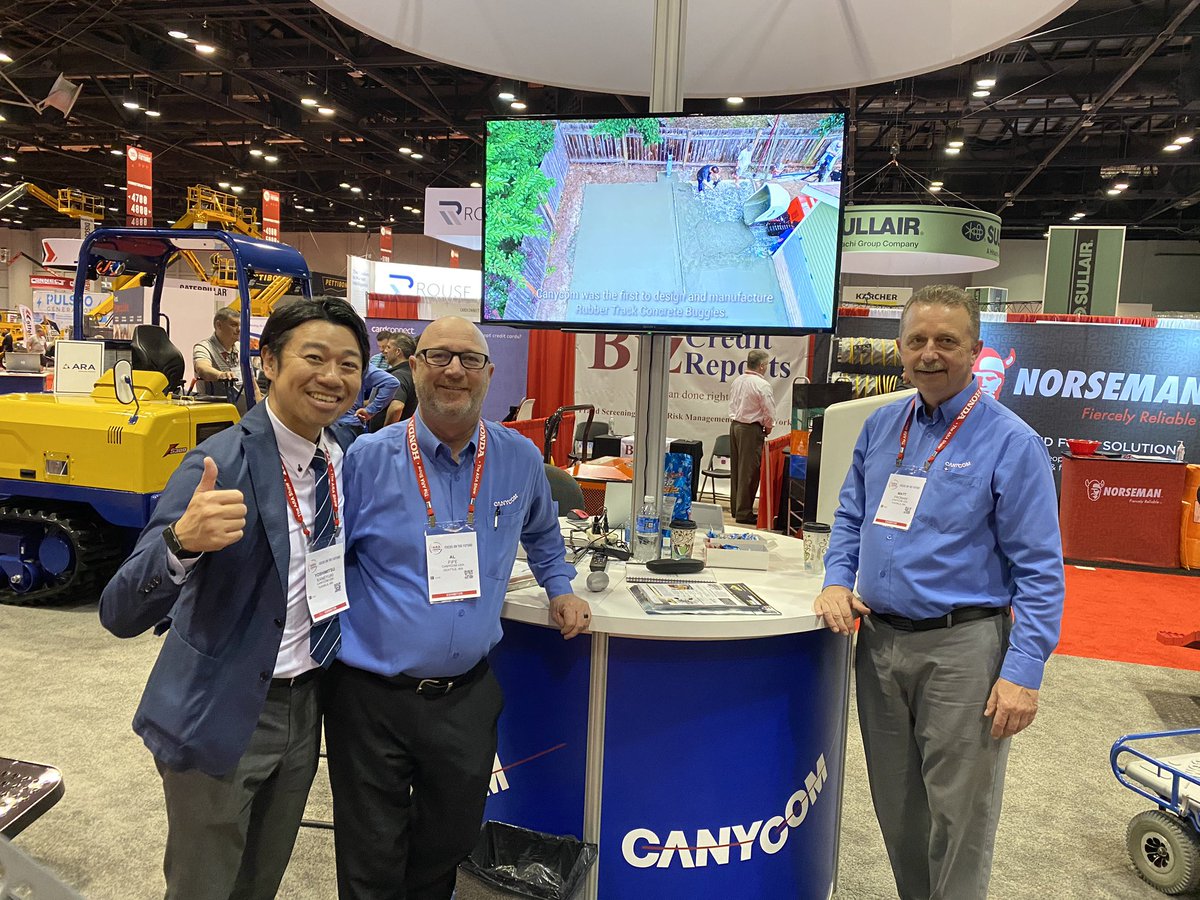 CanycomJapan's tweet photo. キャニコムブースにて。
プロモーションビデオに出演したメンバーと。まだまだ修行が足りない。
#キャニコム #canycom #concretebuggy #arashow2020 #canycomusa #sc75 #ものづくりは演歌だ #うきは市 https://t.co/AkJSlqSGIz