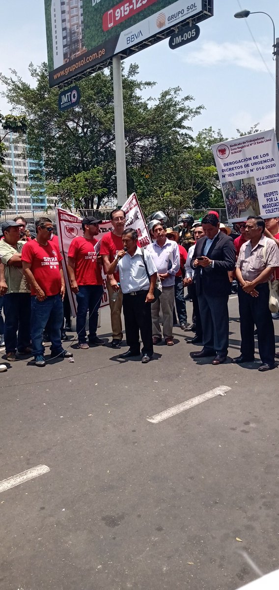 ZrSede's tweet photo. Nos acompañan compañeros de otros gremios sindicales #HuelgaNacional #RegistrosEnLasCalles https://t.co/8yvAZGmyMs