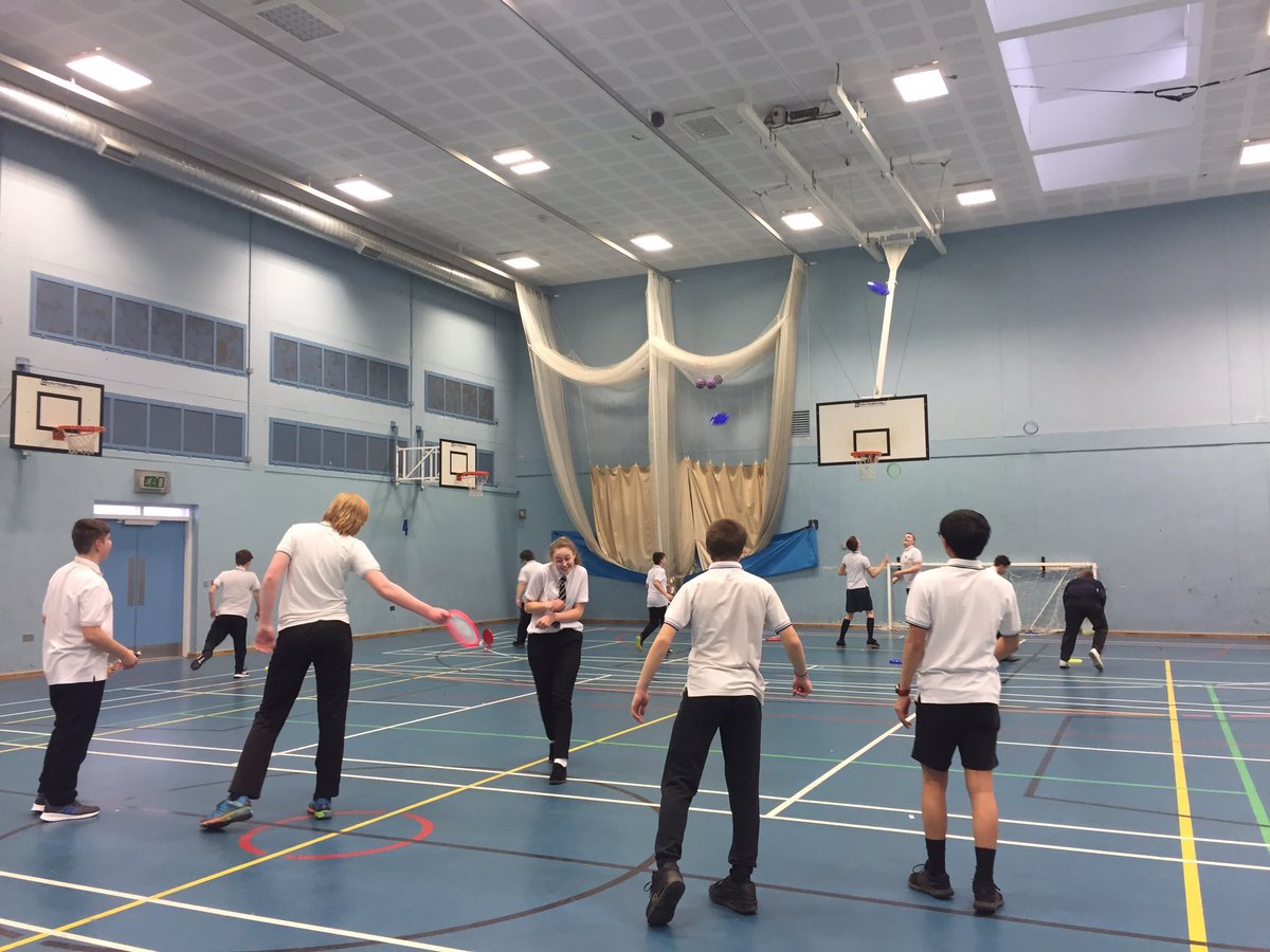 WEEK THREE: our Ultimate team practice passing, defending in small groups. Great improvement in just 3 weeks with coach Ben Hall. First junior team in Bristol & makings of future GB 🇬🇧!? #DofEPhysical @UKUltimate @BristolWomen @Brodiesmith21 @DofESouthWest @Samanth53721162