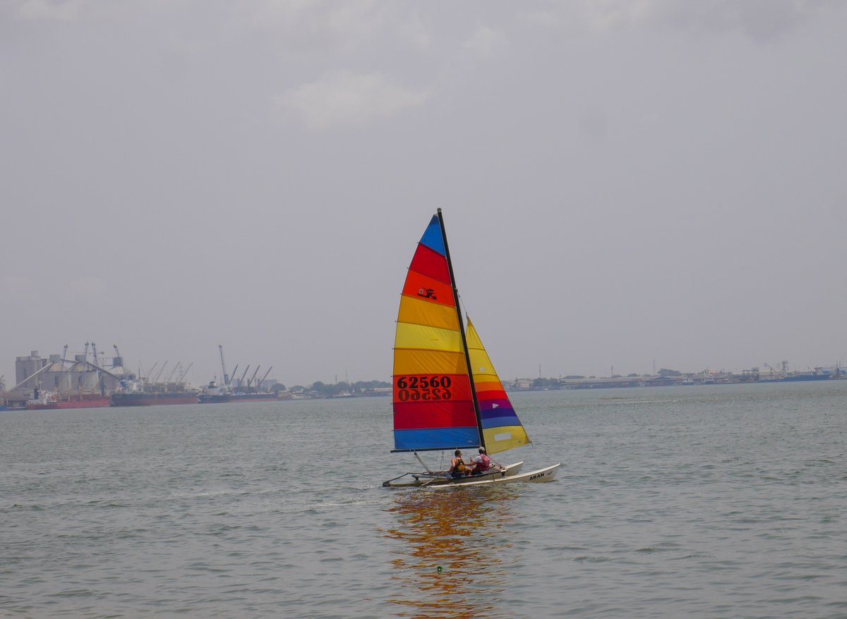 Nouvelle belle découverte à #Abidjan : le Club de Voile et ses sympathiques skippers qui vous emmènent naviguer sur la #lagune #Ebrié. Je recommande en famille, c'est top!
#cercledevoiledabidjan #laguneebrie