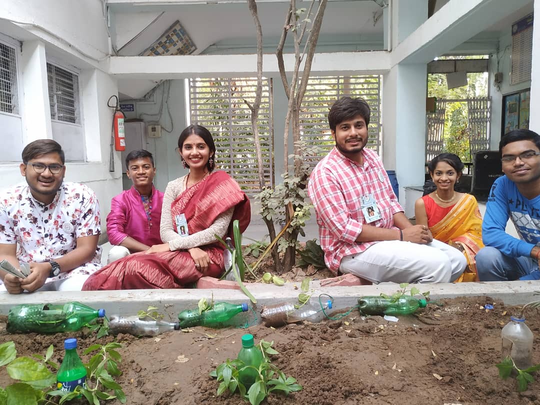 RangamT's tweet photo. Wonderful 2 days of creativity to create best opportunities out of waste at Vidyut Board Vidyalaya, #Vadodara under #PlasticPullers by @BhavyaBharatfdn by making food web, workshop on vertical Gerden & drip irrigation by reusing PET bottles & paper bag making.
#NewIndia https://t.co/o0zAZSMP31