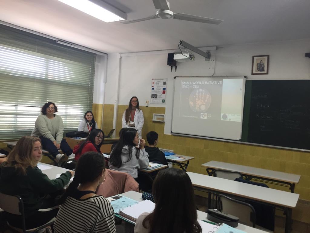 Hoy en Cole  #SanPedroPascual dando comienzo a una nueva edición 🧫💊. Equipo formado por mujeres, estudiantes 👩🏻‍🔬#farmacia, #odontología y #periodismo <a href="/uchceu/">Universidad CEU UCH</a> en el  #diamujeryniñaenciencia #WomanInScience <a href="/CienciaUCHCEU/">Ciencia CEU UCH</a> <a href="/zahomery/">Ⓜ️aría</a> @noeliaarb14 <a href="/Marta_VallesN/">Marta Navarro</a>