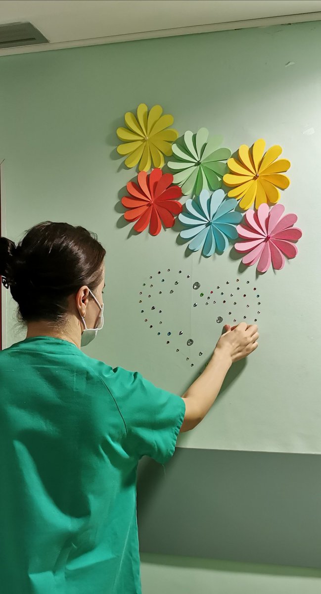 Loliar1's tweet photo. En los momentos más difíciles de la vida, aun pueden brotar emociones con formas y colores... Una mamá ha pedido decorar un poquito de nuestra unidad, porque lo cree muy importante para su hija. #humanizandoloscuidados #valldhebron #unidaddetph https://t.co/bv9olSj5HW