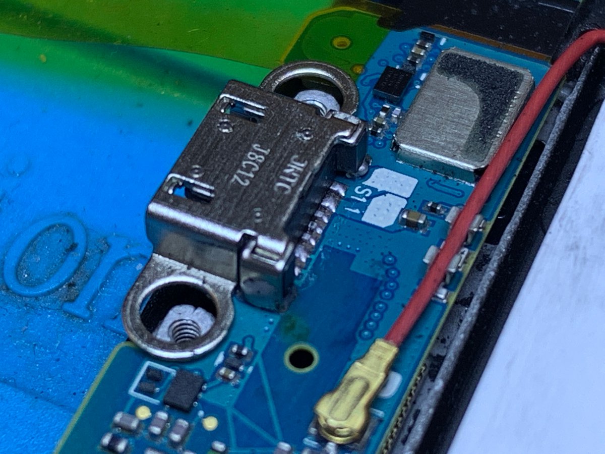 Midleton_IT's tweet image. 🔌 Samsung port replacement! 🔌

Here we have a samsung s6 port that was broken

We removed it with the heatgun and soldered on a new port!

Working perfectly again!

➡️ MidletonIT.ie ⬅️